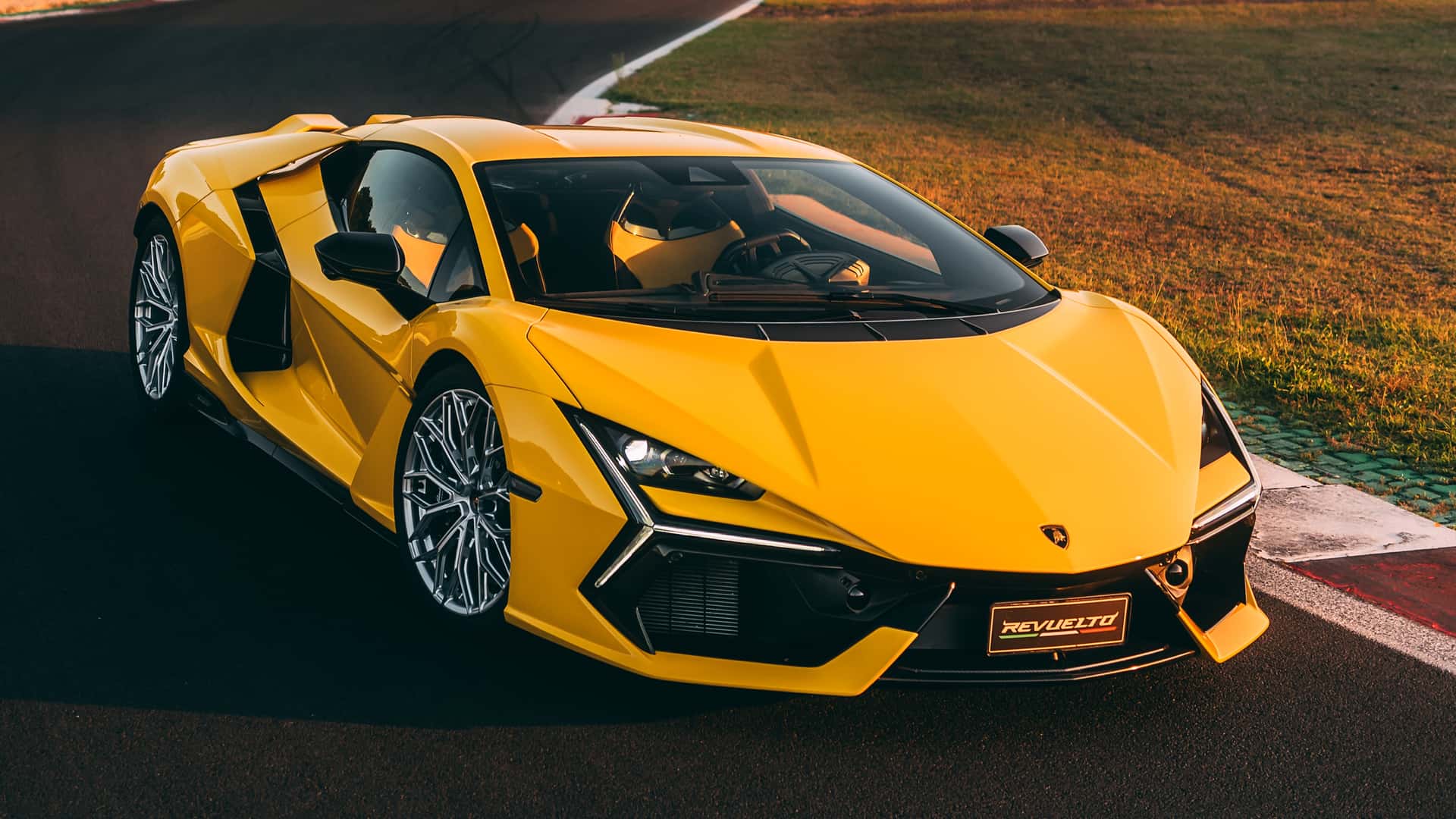 www.motor1.com