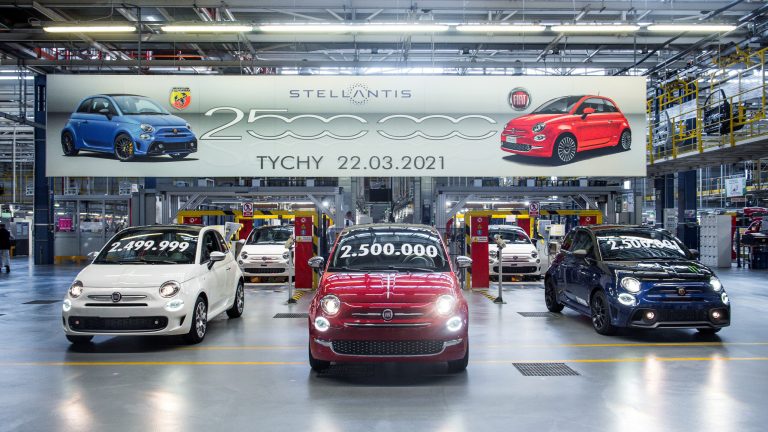 The-2.5-Millionth-Fiat-500-from-the-Stellantis-Tychy-Assembly-Plant.-Stellantis-4-scaled.jpg