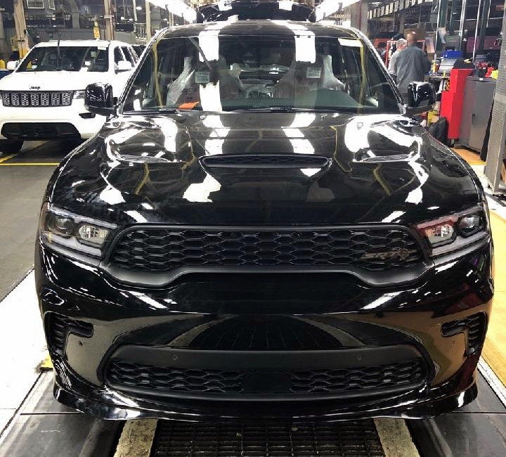 The-first-2021-Dodge-Durango-SRT-Hellcat-rolls-off-the-assembly-line-at-the-Jefferson-North-Assembly-Plant-on-242021.-Dodge-1.jpg
