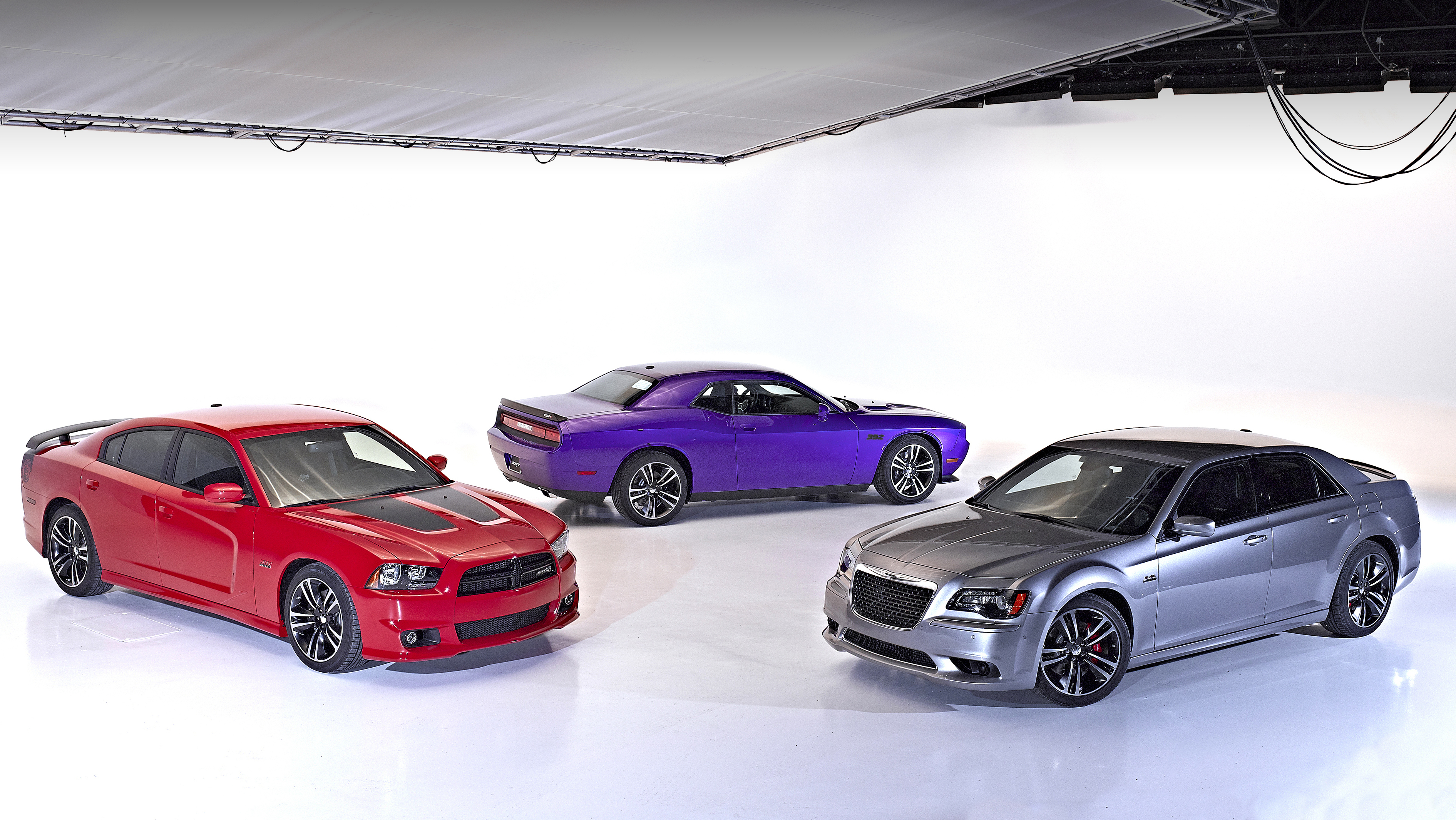 Explore the 2009 Dodge Challenger SRT8 Die-Cast Model, image size:3782x2131