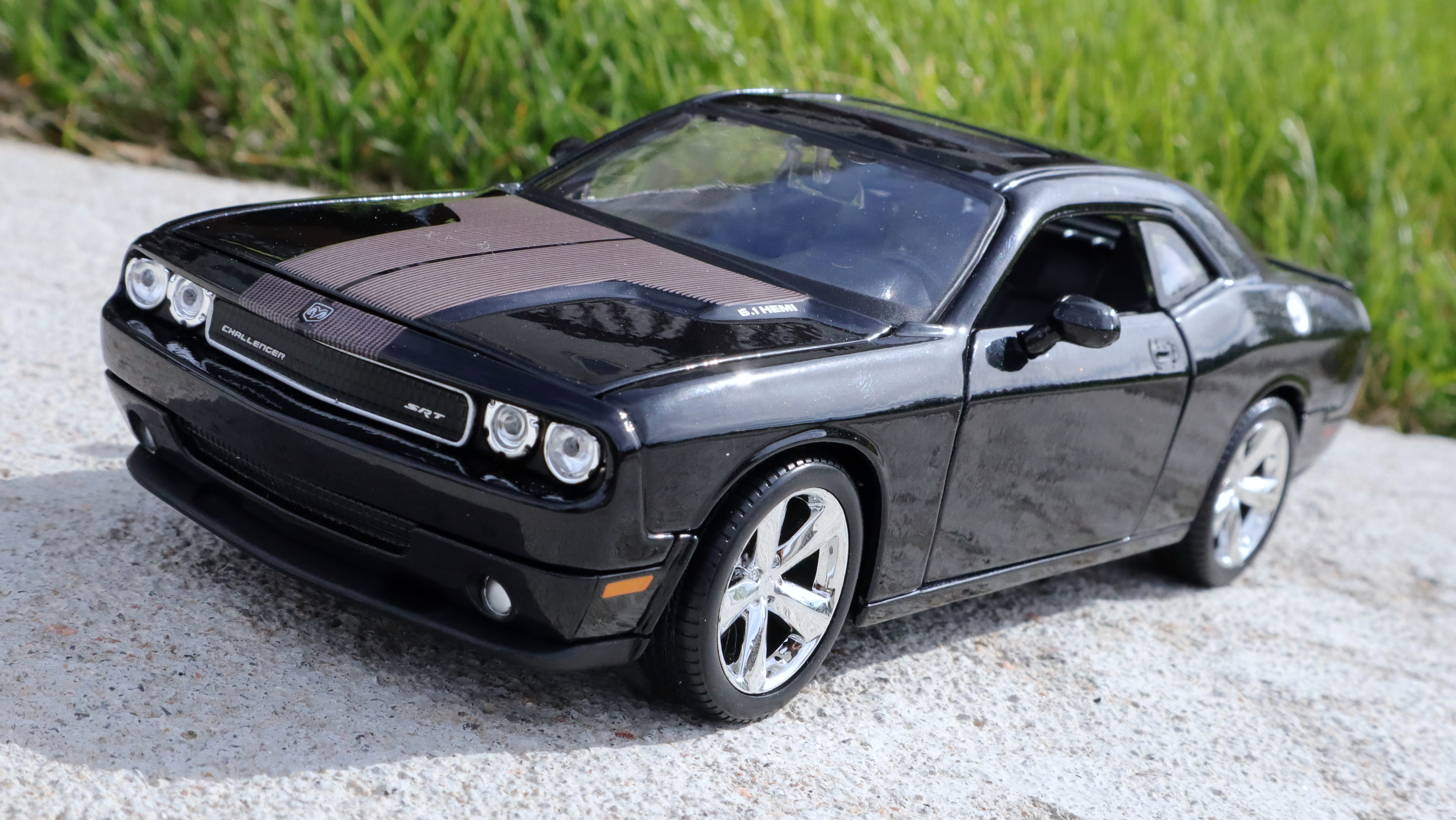 2008 DODGE CHALLENGER SRT8 ミニカー Amazon.com: AMT 2008 Dodge Challenger SRT8 1:25 Scale Model