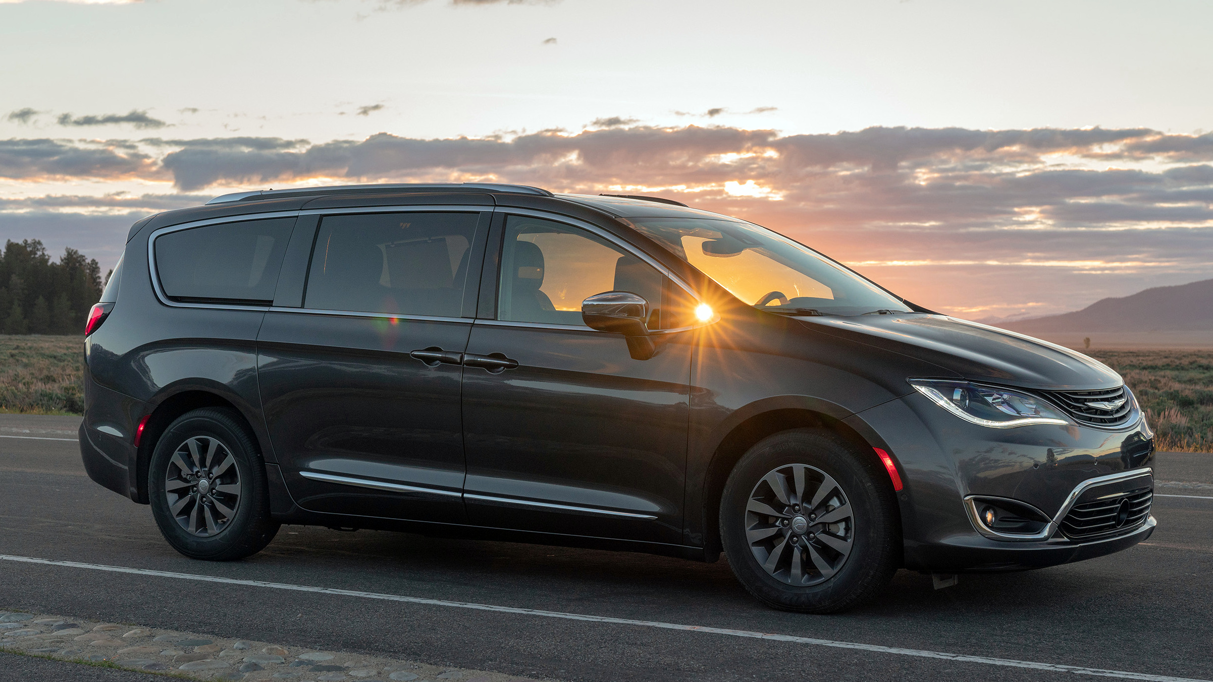 RECALL: FCA Recalls 27,634 Chrysler Pacifica Hybrid Models For Fire ...