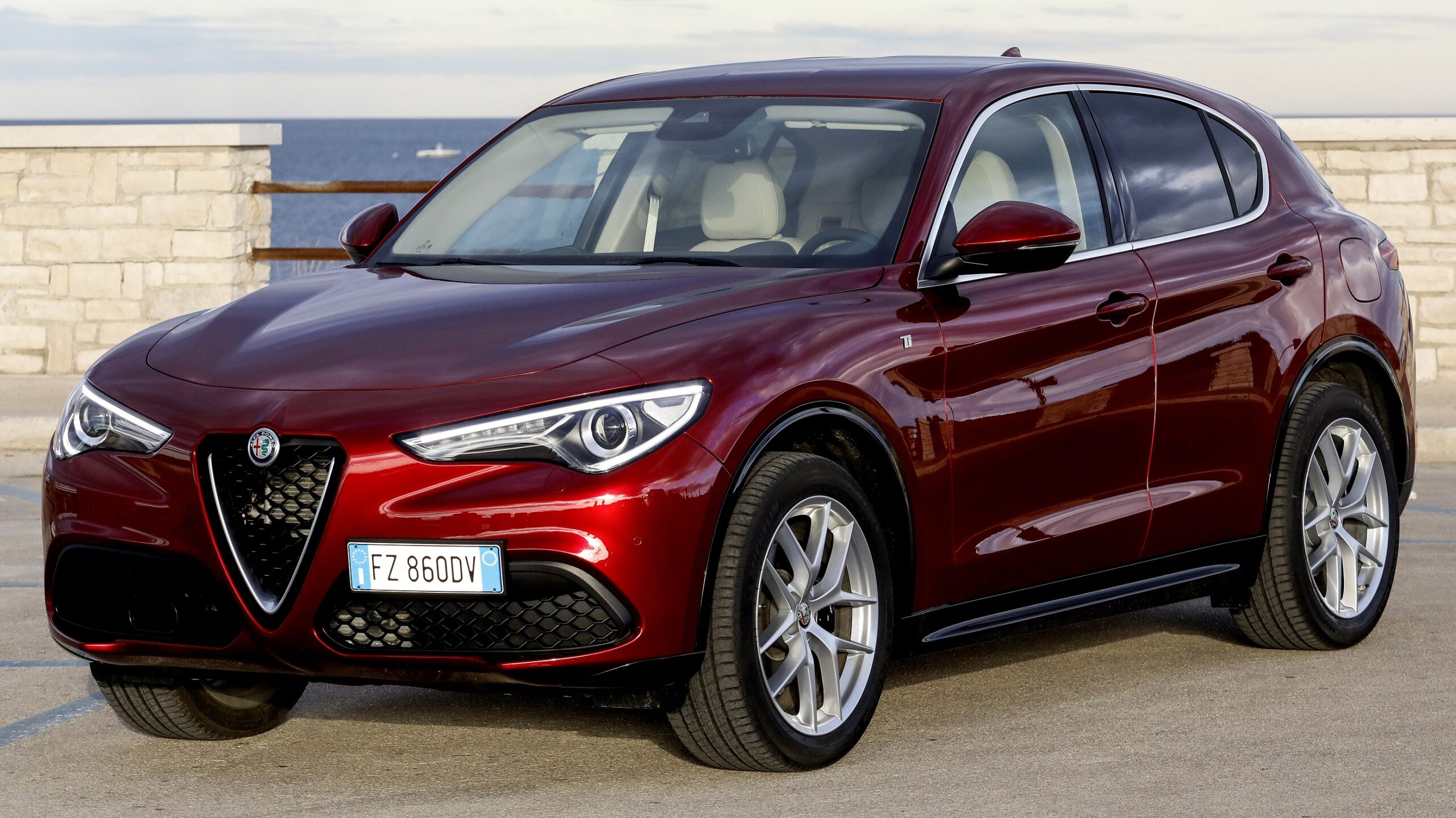 2020 Alfa Romeo Stelvio Ti Q4 in Rosso Villa d'Este. (Alfa Romeo).