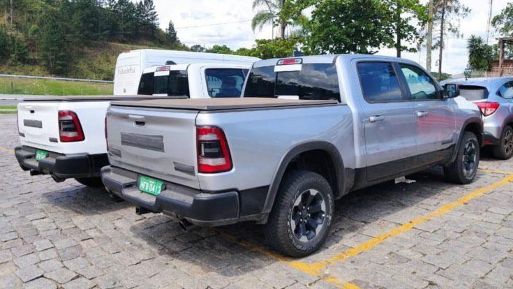 Pair of Ram 1500 Rebel testers on Brazilian roads. (Andre Lago).