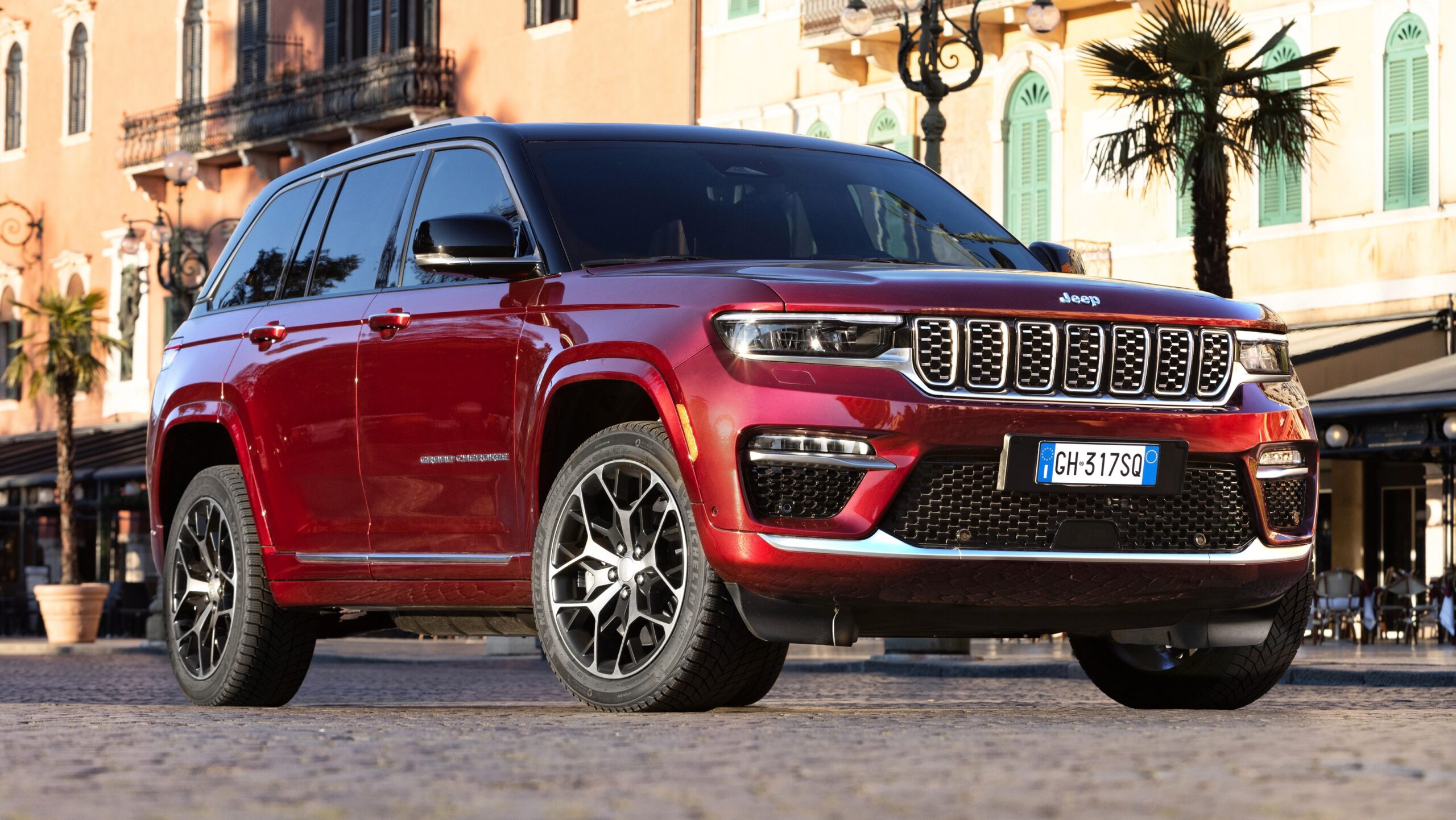 Jeep® Grand Cherokee 4xe Wins "Large SUV" Category At 2022 OFF ROAD