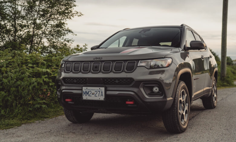 2022 Jeep Compass front 3/4 view